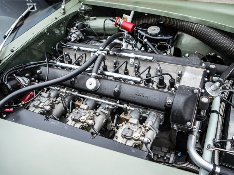 В 1963 году на самом известном участке «Ле-Мана» — прямой Mulsanne Straight — Aston Martin DP215 развил скорость 319,6 километра в час.