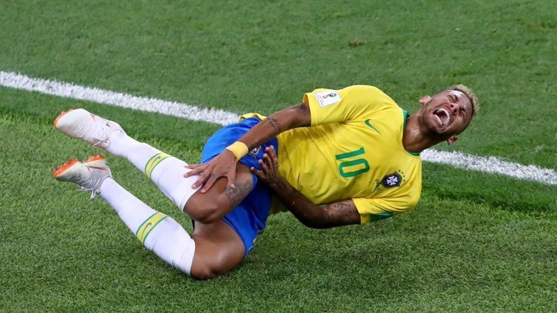 За четыре матча на ЧМ-2018 Неймар забил два мяча, нанёс больше всех ударов и создал больше всех голевых ситуаций. Однако, в глазах болельщиков бразильский футболист запомнился не блестящей игрой, а своими драматичными симуляциями.