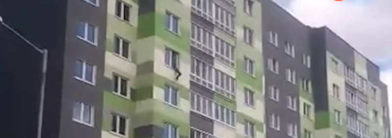 Прохожие поймали ребенка, упавшего с 7 этажа: видео
