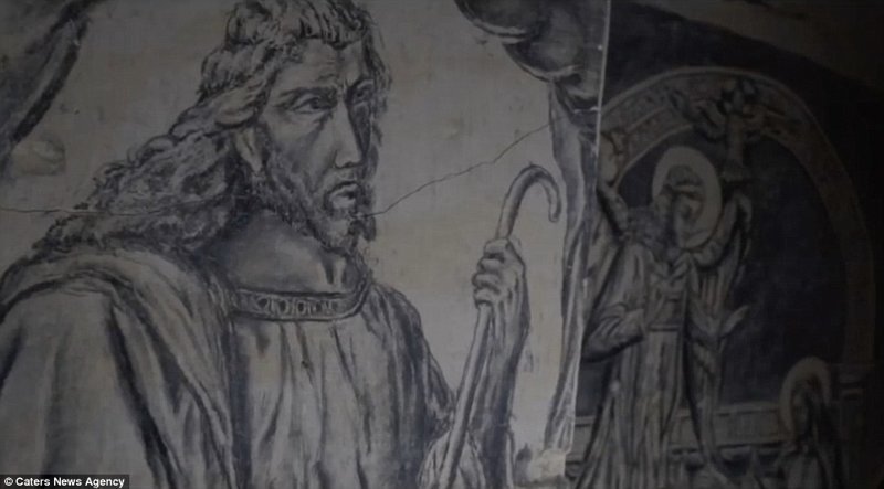 На стенах каменоломни изображены Иисус и другие библейские персонажи, нарисованные мелом