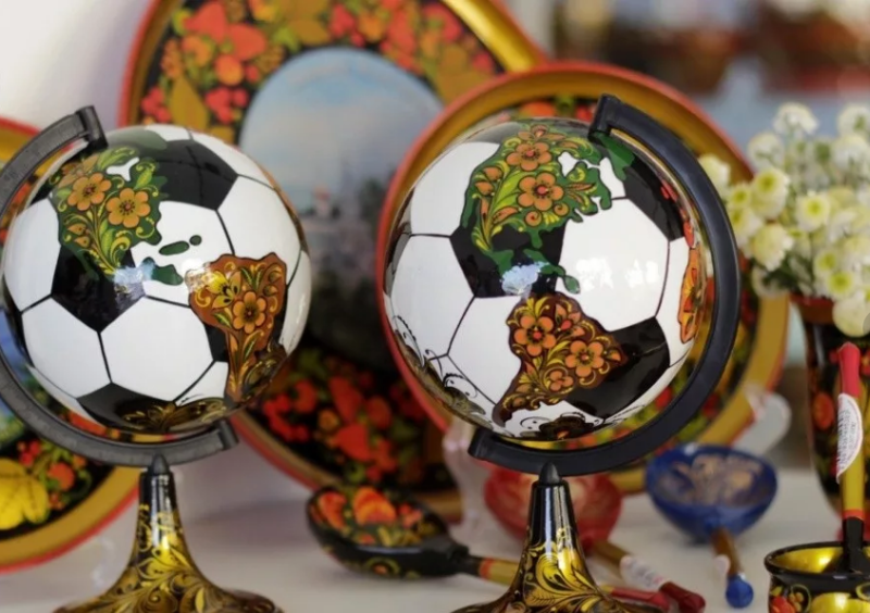 Нарасхват: что футбольные туристы отрывают с руками у торговцев сувенирами в России?