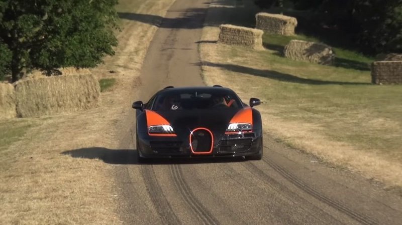 Лихая езда на Bugatti Veyron по проселочной дороге