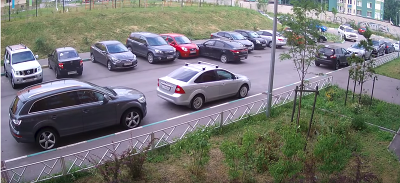 Лайфхак: как выезжая с парковки, зацепить четыре соседние машины