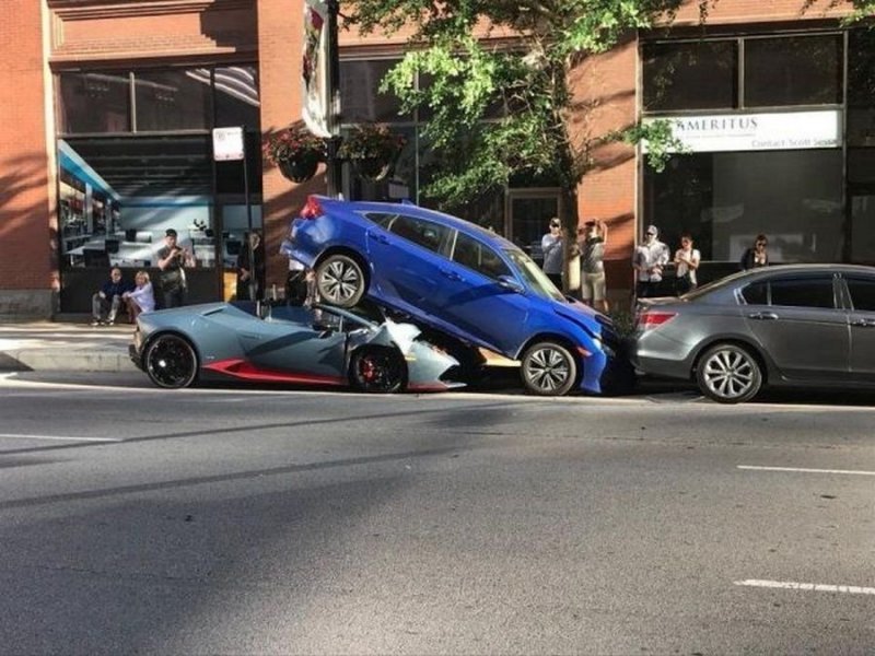 В результате инцидента никто не пострадал. Владелец Lamborghini Huracan заявил, что в момент перестроения он отвлекся на другой автомобиль и перепутал педали.