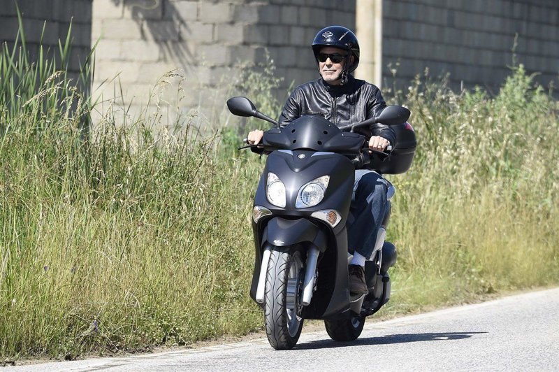 Клуни ехал на место съемок на скутере. По дороге он врезался в легковой автомобиль Mercedes.