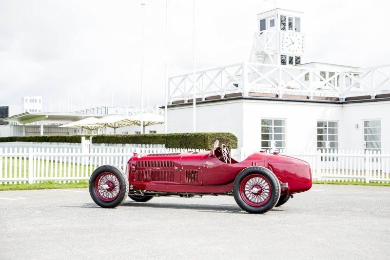 Один из таких болидов и выставлен на аукцион Bonhams в британском Гудвуде. Эта Alfa Romeo Tipo B P3 1934 года считается самым первым творением Энцо Феррари.