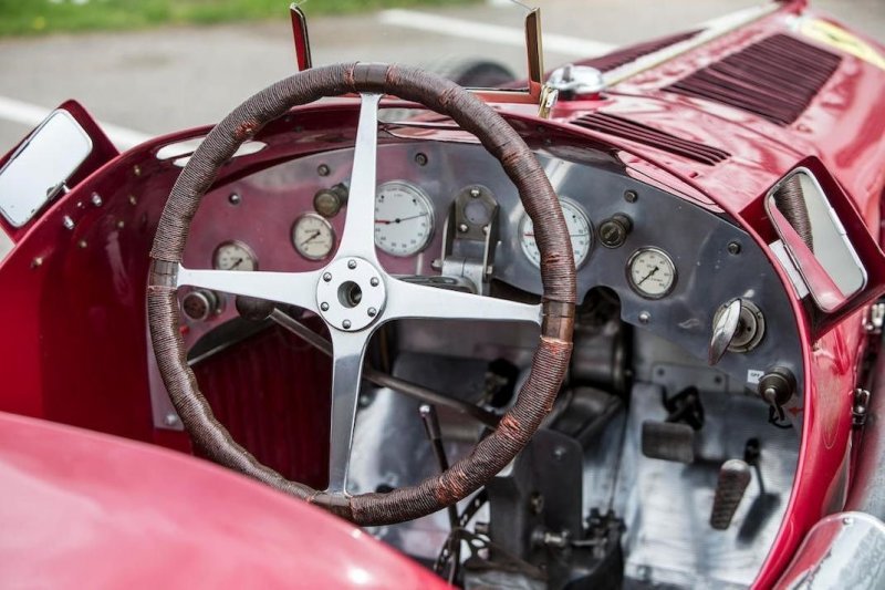 Alfa Romeo Tipo B P3 весит 750 кг и оснащена 2,9-литровой рядной восьмеркой с компрессором мощностью 255 л. с. Максимальная скорость превышает 230 км/ч, что было отличным результатом для начала 30-х.