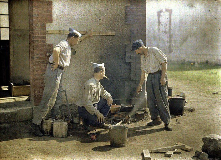 Приготовление еды в походных условиях. Фото: Фернан Кювий. Франция, 1917