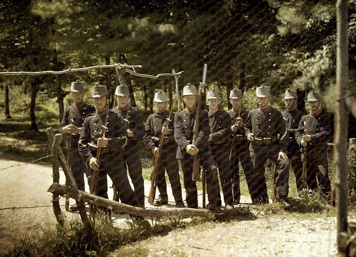 Швейцарские военные за ограждением, которое служит границей с Францией. Фото: Поль Кастельно. Франция, 1917