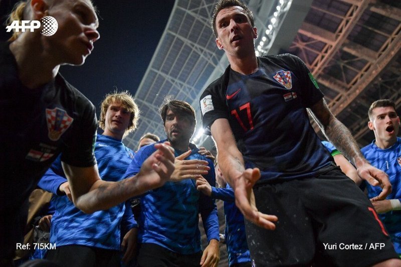 После победного гола в ворота Англии хорваты чуть не затоптали фотографа