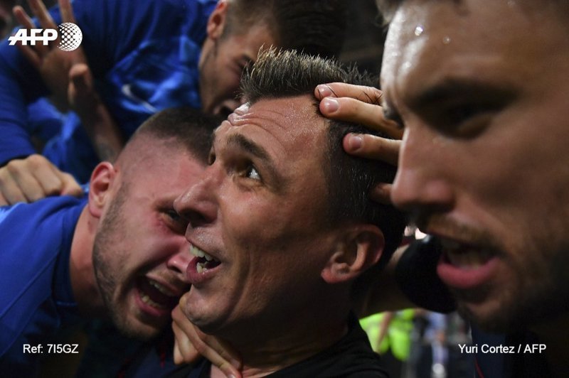 После победного гола в ворота Англии хорваты чуть не затоптали фотографа