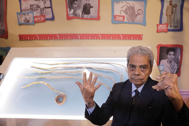 Индиец распрощался с длиннейшими ногтями с помощью электроинструмента: видео