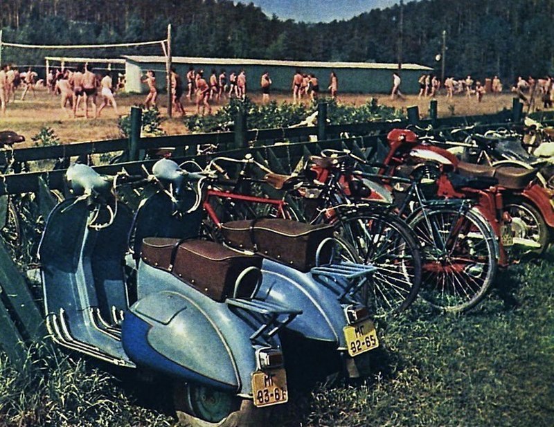 Советские мотороллеры в московском Серебряном Бору, созданные по образу и подобию итальянской ВЕСПЫ.