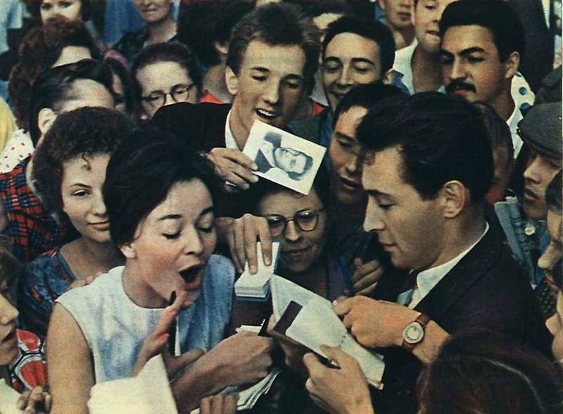 Молодой Вячеслав Тихонов раздаёт автографы на Международном кинофестивале в Москве 1961 года