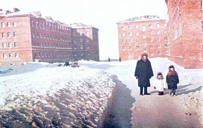 Зимняя прогулка в Норильске, Двор Ленинский пр-т 17, 1958 г.