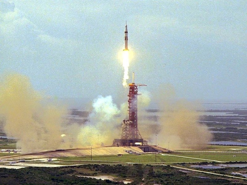 Спустя семь с половиной часов американская ракета «Аполлон» вылетела с мыса Канаверал