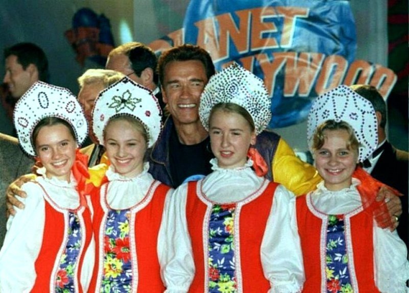 Арнольд Шварценеггер на открытии ресторана "Планета Голливуд" в Москве, 1996 год.
