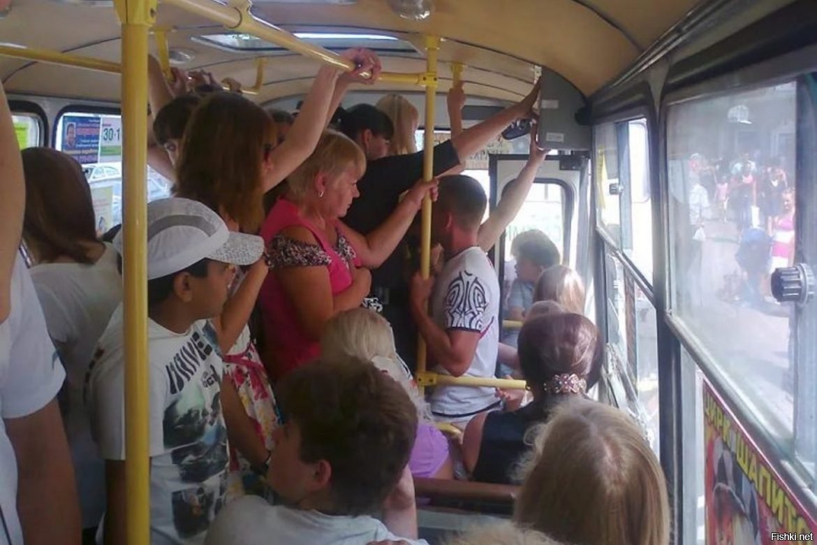 Много народу в автобусе. Автобус внутри с людьми. Пассажиры в ПАЗИКЕ. Переполненный пазик. Салон автобуса с пассажирами.