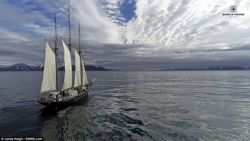 Команда исследовала берега норвежского архипелага на паруснике Blue Clipper. Экспедиция продлилась 10 дней.