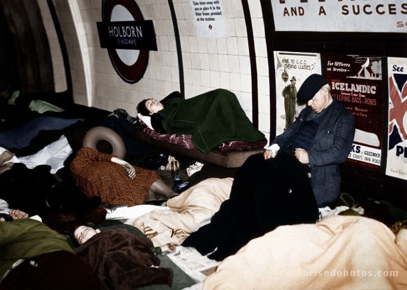 Все это время жителям Лондона официально разрешено было на ночь укрываться в подземке