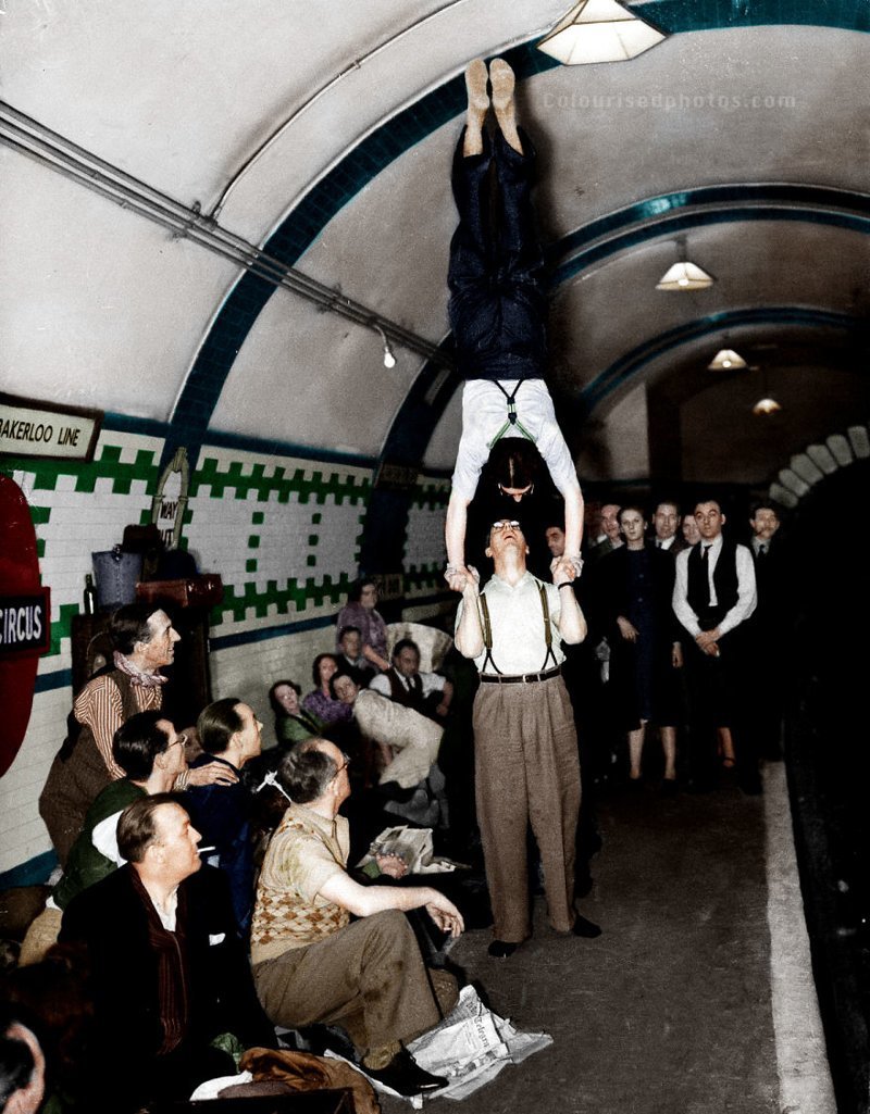 На этих колоризированных снимках - лондонская подземка во время Второй мировой. Люди использовали ее как бомбоубежище