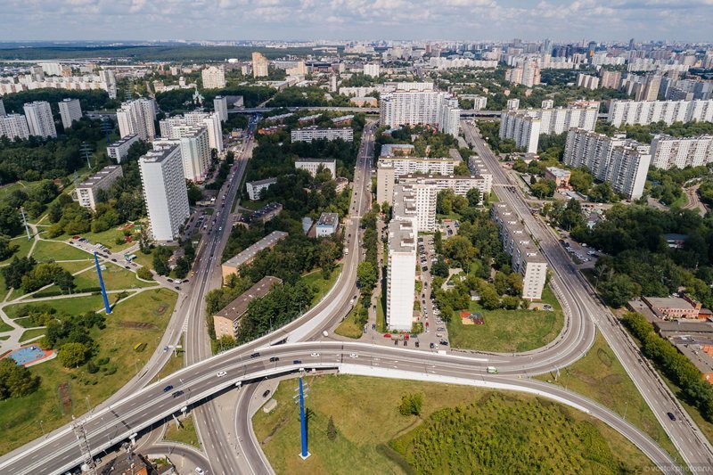 Витебская ул слева, Вяземская справа и между ними Сколковское шоссе.