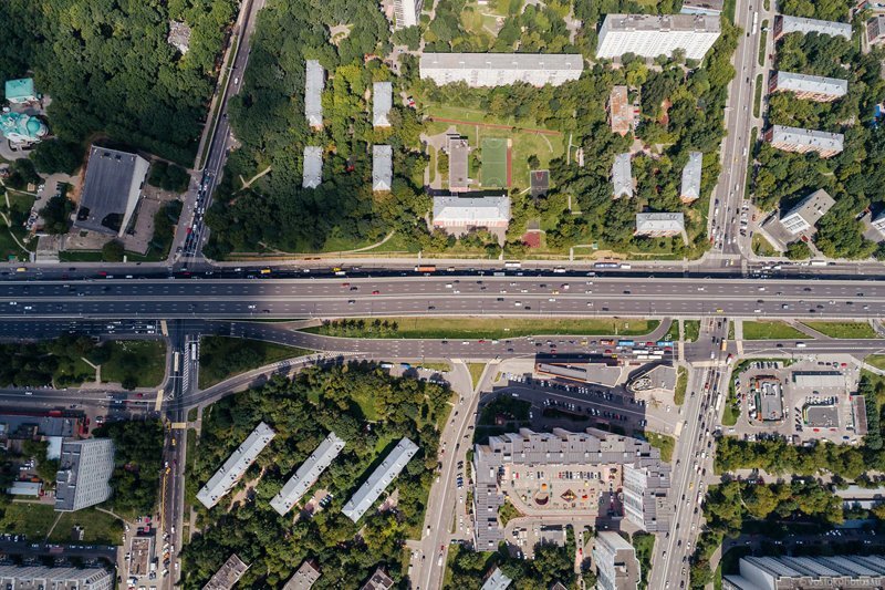 Улицы Толбухина и Кубинка пересекают Можайское шоссе под эстакадой и превращаются в Вяземскую и Витебскую соответственно