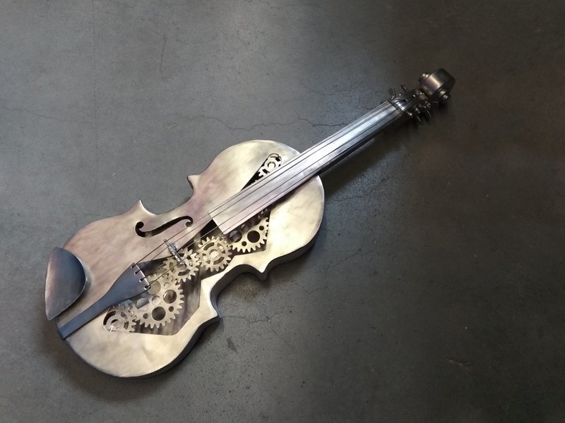 Viola из металлолома, она же скрипка, он же светильник