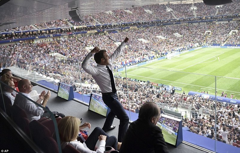 Президент Франции Эммануэль Макрон радуется победе