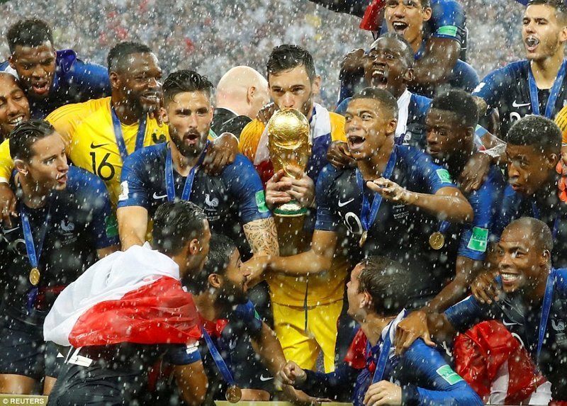 Французский голкипер Хьюго Льорис целует кубок Чемпионата