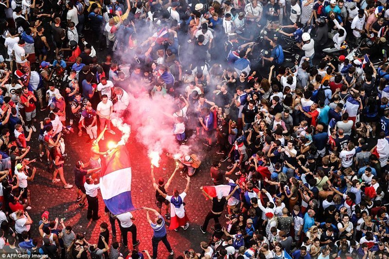 Франция победила Хорватию со счетом 4:2, и это вторая победа Франции на чемпионате мира по футболу за последние 20 лет