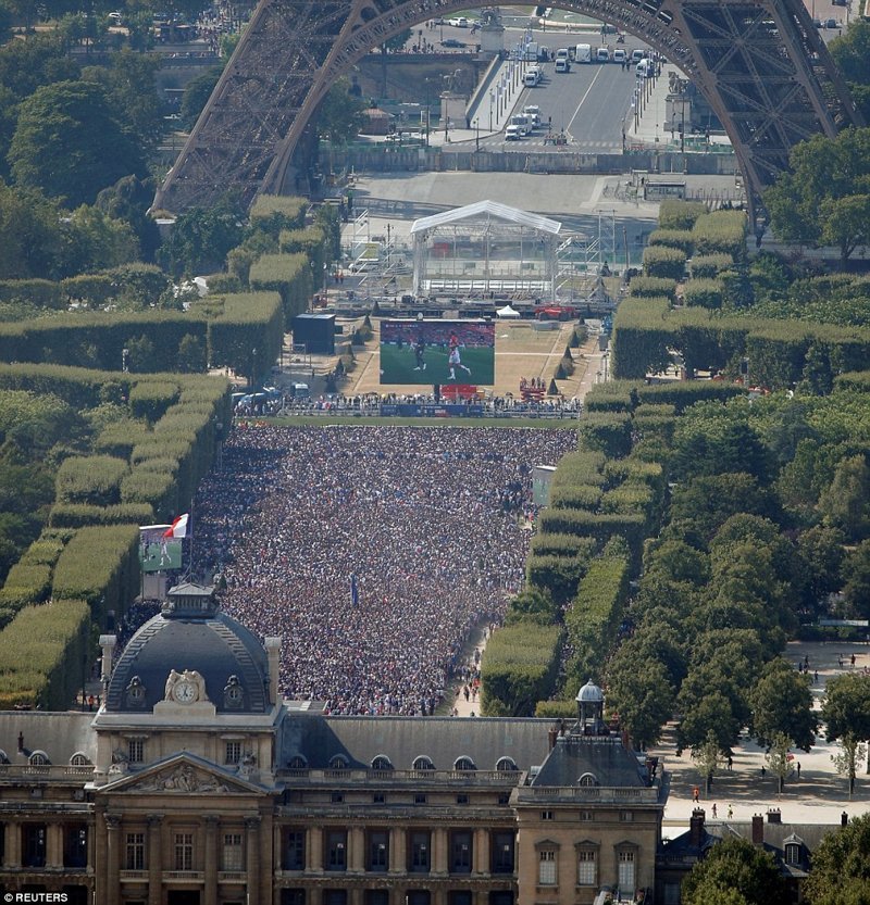 Триумф: 90 000 человек собрались в фан-зоне неподалеку от Эйфелевой башни, чтобы посмотреть матч на больших ТВ-экранах