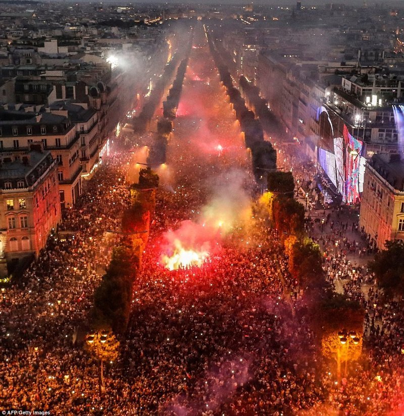 Это была победа для всей Франции, и десятки тысяч людей вышли на центральную улицу Парижа - Елисейские поля