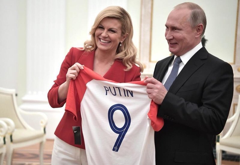 При встрече с Владимиром Путиным перед матчем, глава Хорватии подарила российскому лидеру футболку своей национальной сборной и отметила высокий уровень организации Чемпионата мира