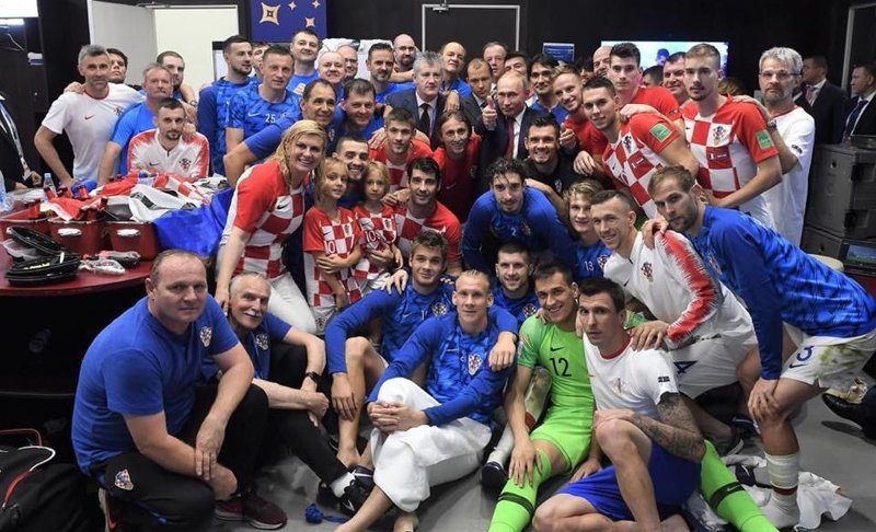 Фотография Колинды Грабар-Китарович с командой и президентом России Владимиром Путиным после финального матча