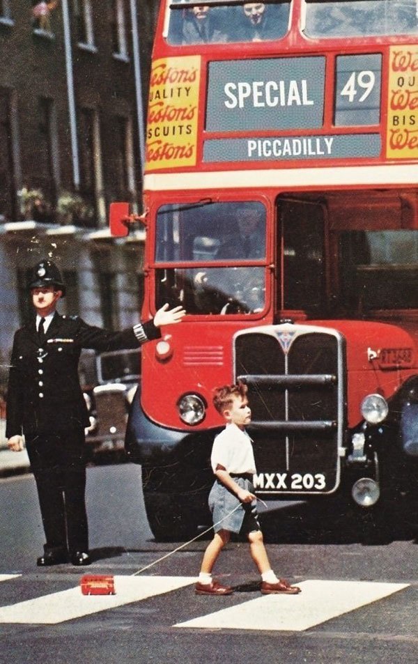 18. Мальчик на пешеходном переходе в Лондоне, 1960-е 