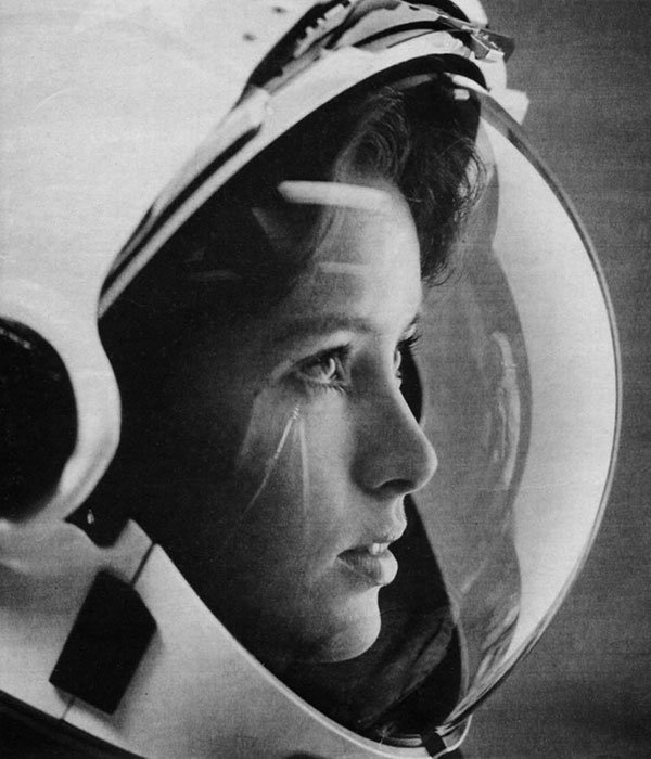 16. Анна Ли Фишер, первая мать, побывавшая в космосе, на обложке журнала Life, 1985 год