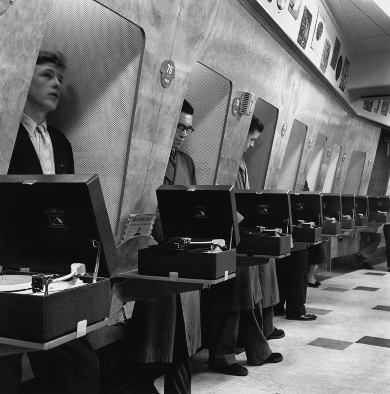 14. Кабинки для прослушивания грампластинок, Лондон, 1955 год
