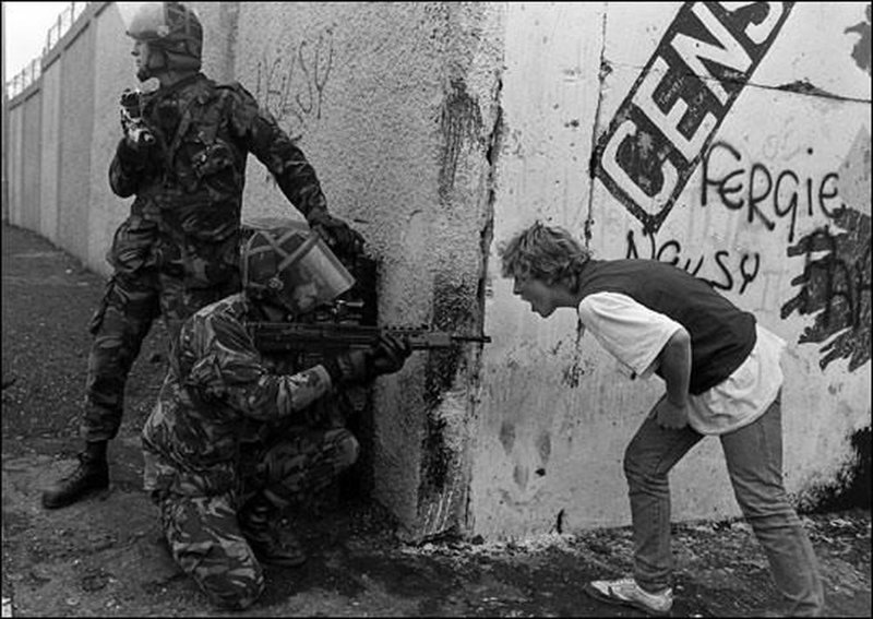 22. Подросток кричит на британских солдат во время беспорядков в Северной Ирландии