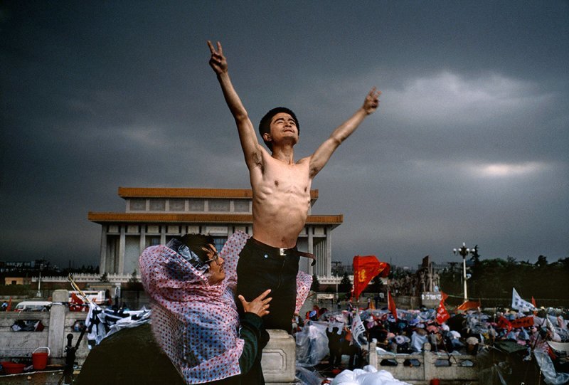 19. Протестующий на площади Тяньаньмэнь, Пекин, 1989 год 