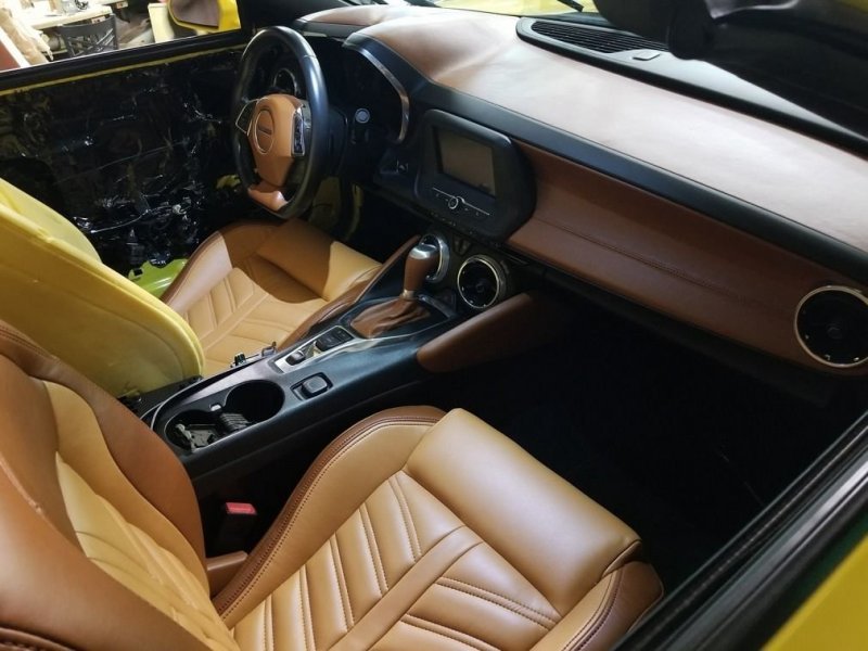 Салон Chevrolet Camaro перетянули дорогой кожей, а в дверях появились 27-дюймовые мониторы.