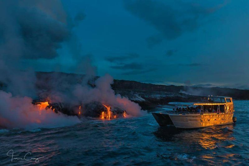 Бомба из вулканической лавы попала в туристическое судно на Гавайях: видео