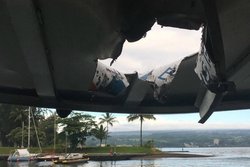 Бомба из вулканической лавы попала в туристическое судно на Гавайях: видео