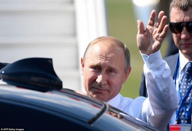 Владимир Путин позирует фотографу в аэропорту перед тем, как сесть в лимузин