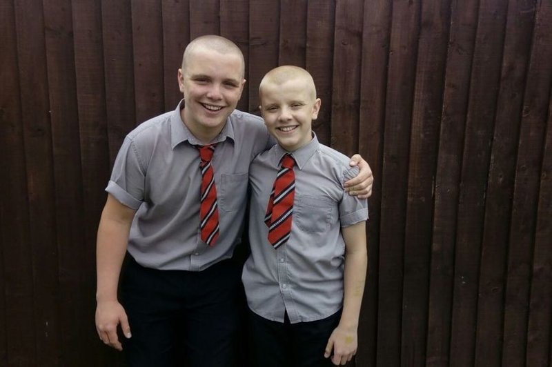 15-летний Этан Эванс и его 13-летний брат Каллум сбрили волосы, чтобы поддержать своего больного раком дедушку. Мама гордилась своими сыновьями, но вот в школе эту идею приняли в штыки.