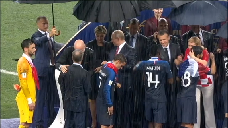 На церемонии награждения сборной Франции на ЧМ одна из женщин, стоявшая позади главы ФИФА Джанни Инфантино и Владимира Путина, привлекла внимание наблюдательных зрителей.