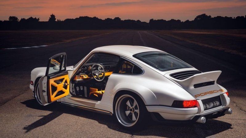 На Фестивале скорости в Гудвуде показали новый Singer DLS на основе купе Porsche 911 1990 года. Помогли его создать специалисты команды Формулы 1 Williams.