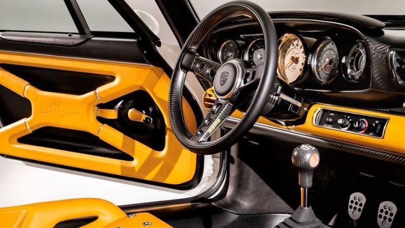 В отделке салона использована дорогая кожа. Singer Porsche 911 получил каркас безопасности, спортивные сиденья Recaro и руль в ретро-стиле.