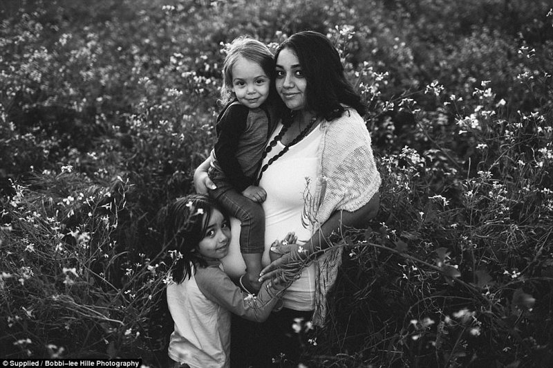 Сама 31-летняя Бобби Локиер - фотограф-самоучка и мать четверых детей.  Её работы - это дань уважения её собственной культуре и наследию коренных народов. (на фото - Бобби с дочками)