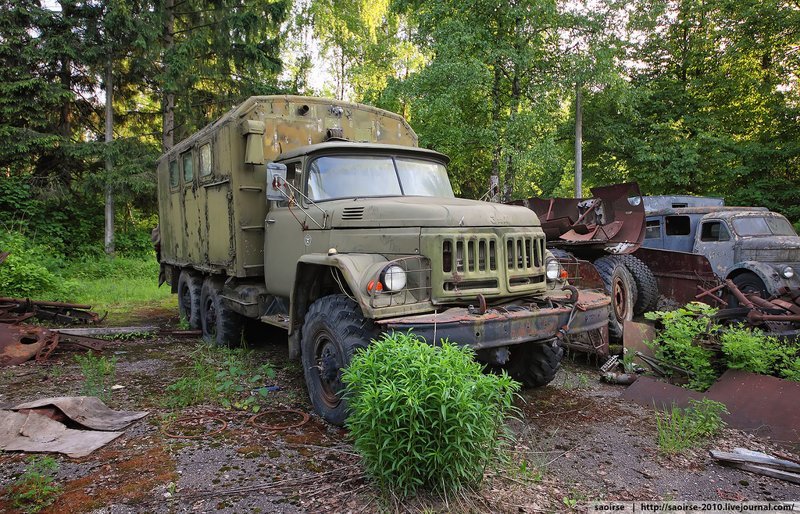 Армейский грузовик ЗИЛ-131. Постоянно встречается на действующих и заброшенных войсковых частях.
